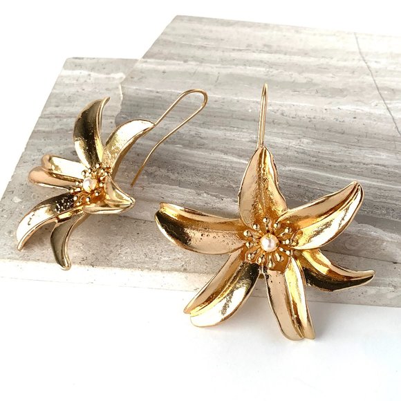 New ~ Zara Large Pearl Flower Earrings - Picture 7 of 7